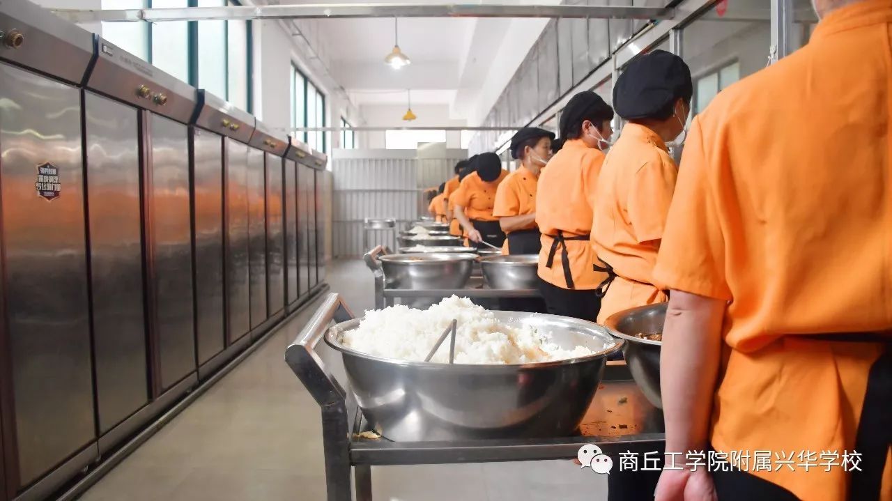 保障全校师生食品安全卫生与膳食营养均衡,9月26日,商丘工学院附属