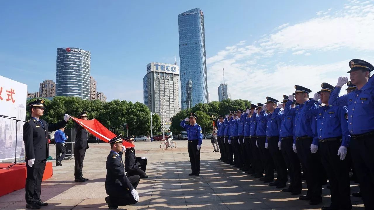 9月26日,江西省南昌市城管委在红谷滩新区世纪广场举行了全市城管执法