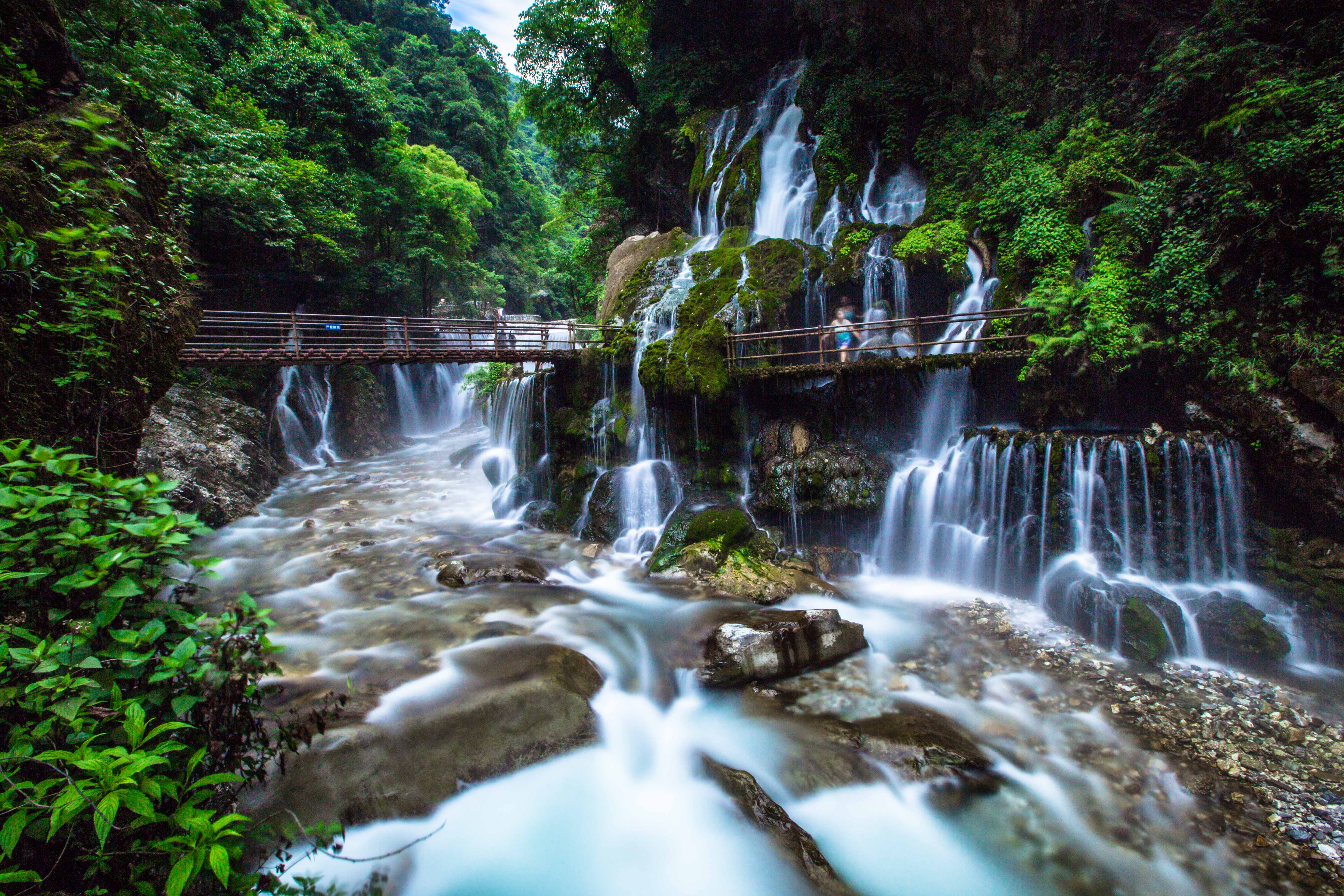 在四川省西昌市普格县的乔窝镇上,有着世界最大的温泉瀑布——螺髻九