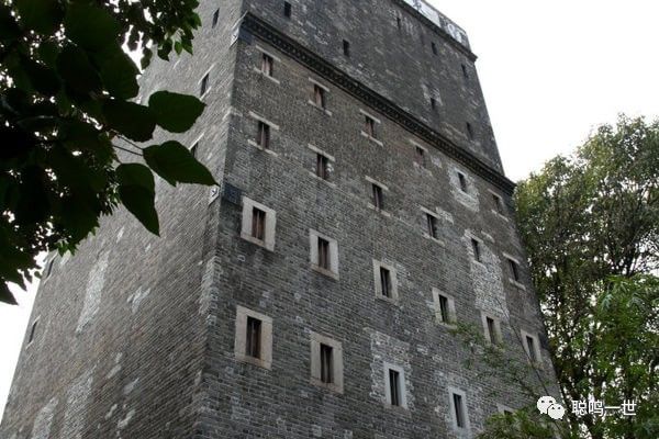 窗口都是內大外小,花崗岩石窗套,屋頂建有女兒牆,整幢建築外觀上呈