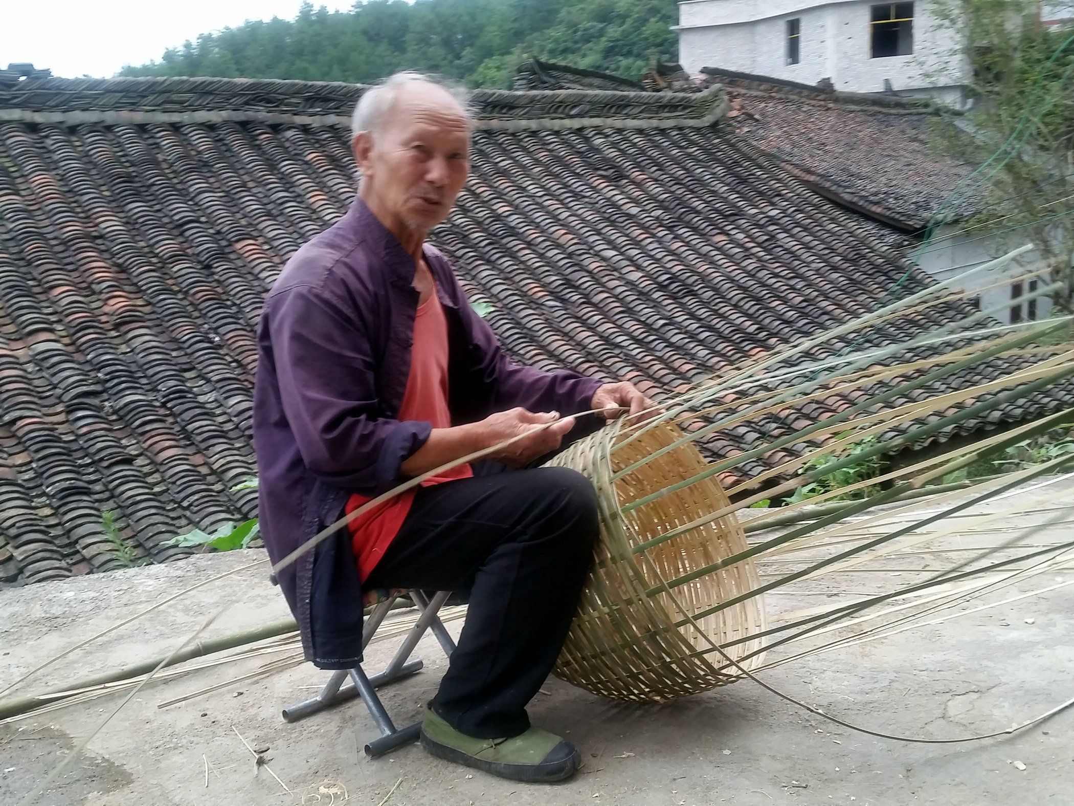 儘管這門手藝不能賺錢了,這位80歲農村老人仍然堅持編竹筐