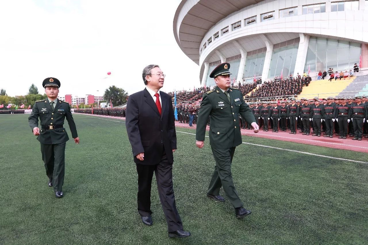 (校党委书记马存根在大同市南郊区武装部部长李任远的陪同下检阅军训