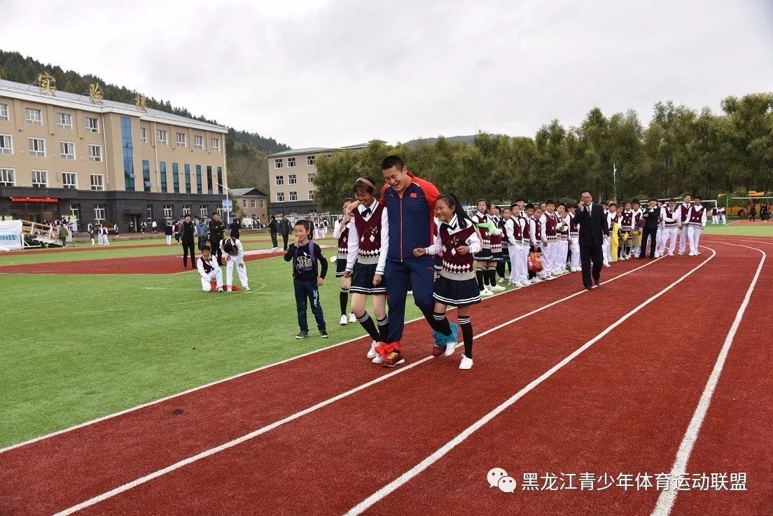 2017年黑龍江省陽光體育科學健身校園行於26日在大海林林業局舉行