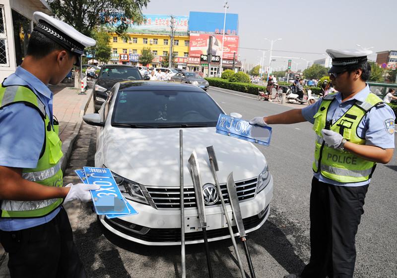 沧州无牌车里藏大砍刀 司机被控制