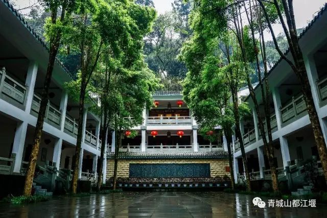 位於青城外山的青峰書院,緊鄰普照寺,由當代中國知名女作家,釋道文化