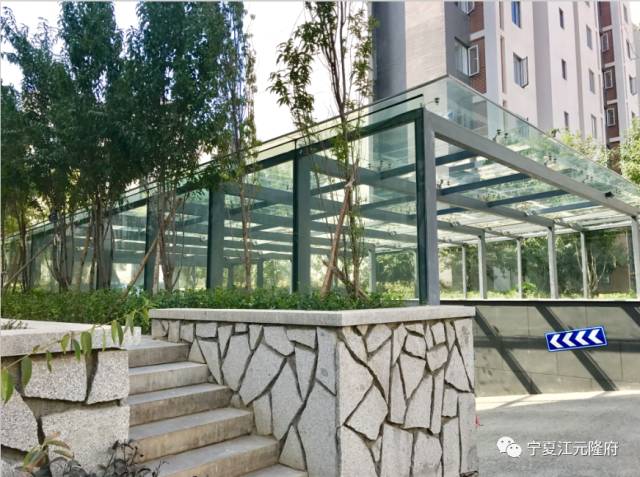 时◆尚江元隆府采用的就是下沉坡道玻璃幕墙做侧面采光,位于园区中心
