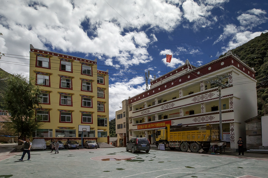 结斯乡地处四川省阿坝州小金县东北,达维区西北,东与四姑娘山镇,达维