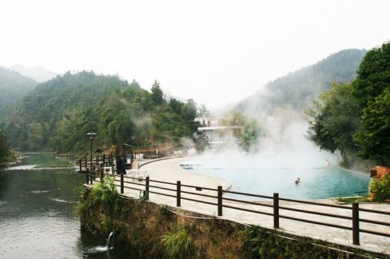 热龙温泉"中国市场消费者满意十佳温泉—热龙温泉度假村,位于粤