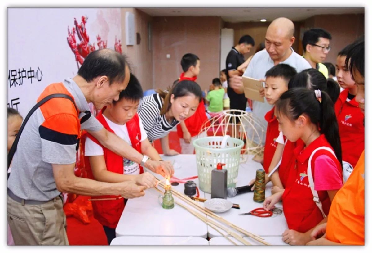 墟撼!大师傅教做中秋节灯笼,萌娃叫过瘾!