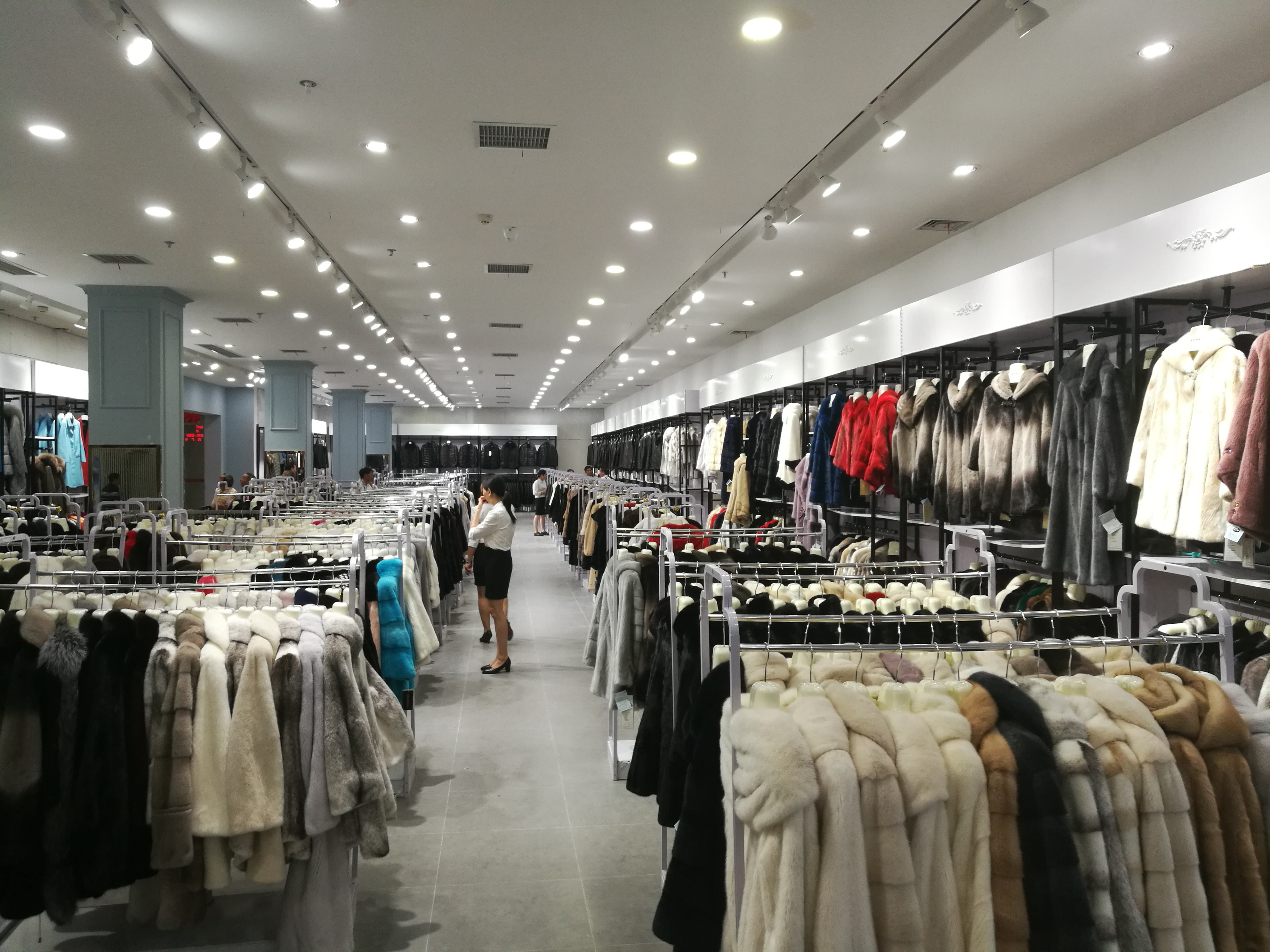 九仟汇皮革城在重庆打造出最时尚,潮流,重品牌的专业皮草市场