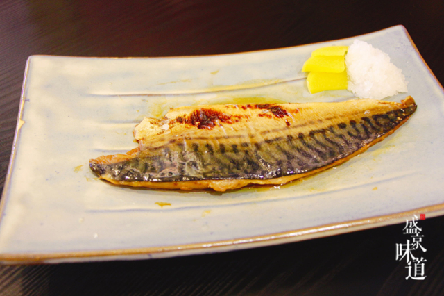 這份鰻魚飯的醬汁濃稠,鮮甜微鹹 裹著烤好的鰻魚, 鮮而不腥 還在米飯