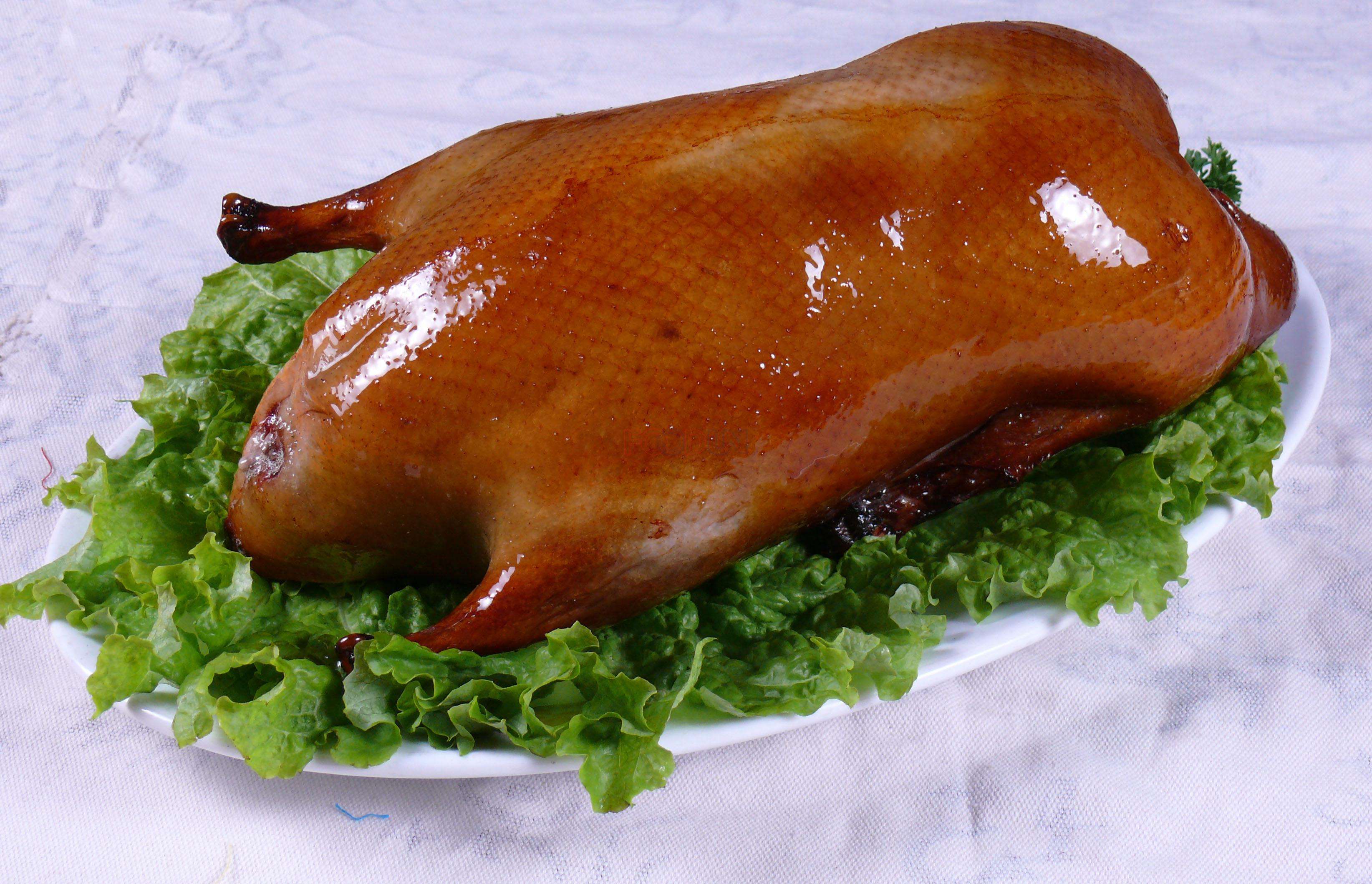 说到烤鸭,除了北京烤鸭外还有云南宜良烤鸭也是久负盛名
