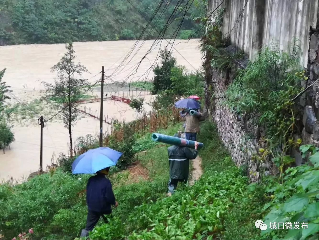 明通鎮幹部對白臺村受災嚴重的公路進行封道明通鎮群眾自發搶險高觀鎮