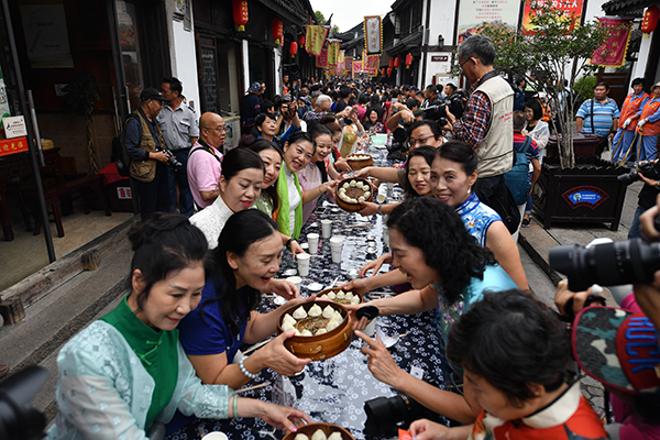 上海南翔老街现千桌万人小笼宴,该项活动已举办11年