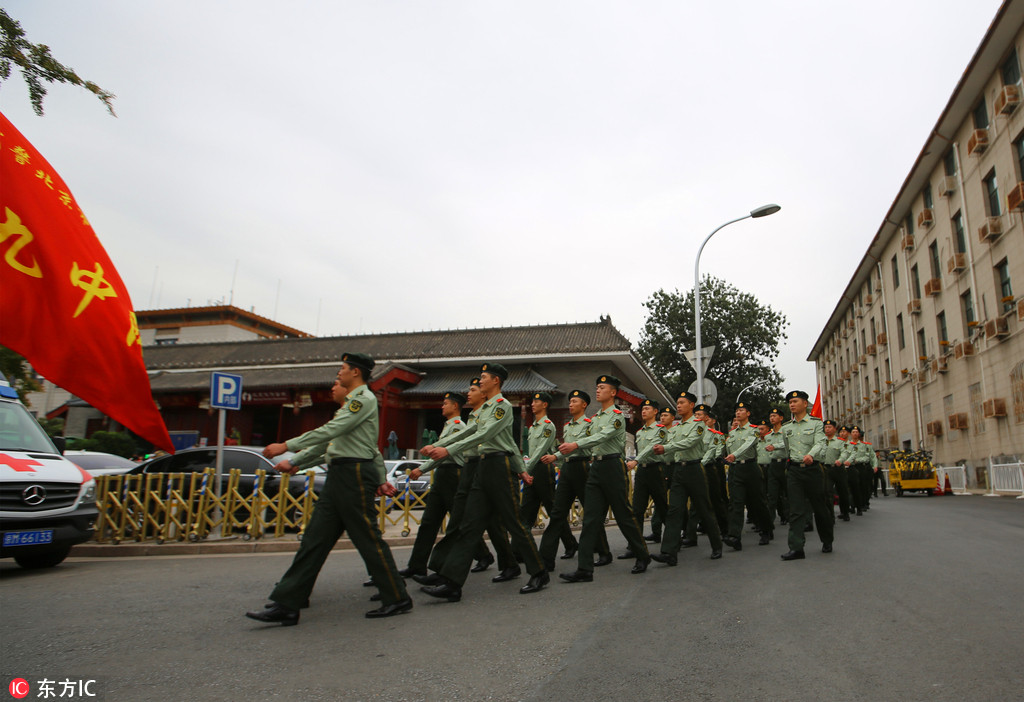 迎接十九大 北京300余名武警官兵清扫天安门广场