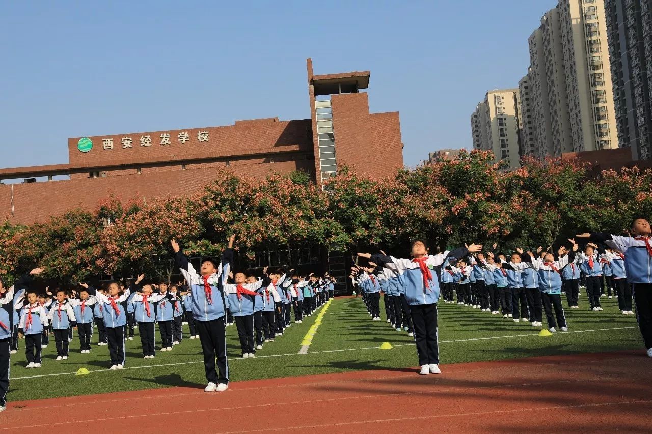 迎国庆站队列我用行动来献礼记西安经发学校迎国庆队列队形广播操比赛