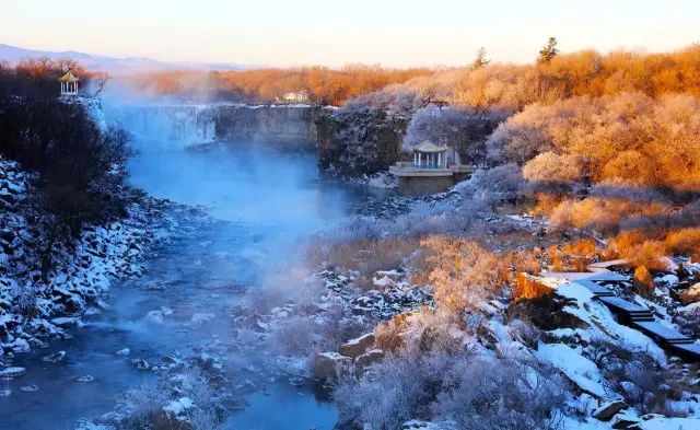 旅遊 正文 冬天的鏡泊湖,樹枝不再掛滿葉子,野草不再隨風擺動,連氣勢