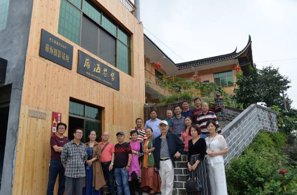9月22日,中方县作协邀请到市作协部分名作家走进桐木葡萄沟开展采风