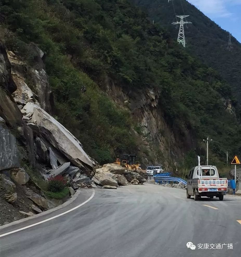 207省道突发塌方,安康岚皋道路中断,上百辆车滞留,视频触目惊心!