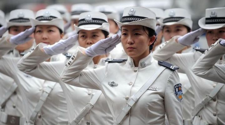 女交警敬礼图片图片