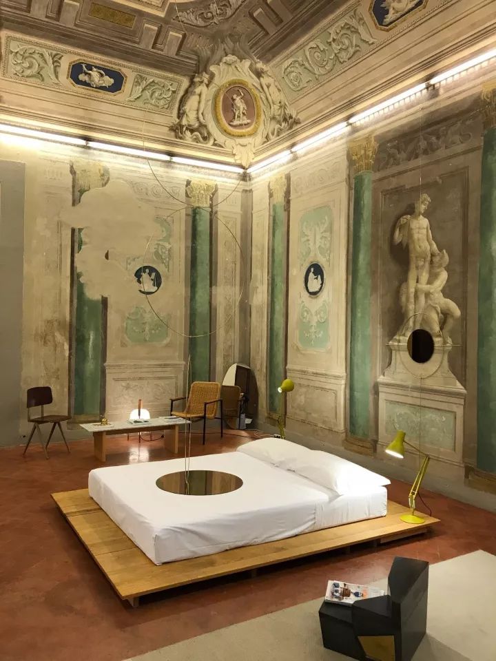 文艺复兴时期建筑里的当代室内空间结合工业风和创意零售的佛罗伦萨