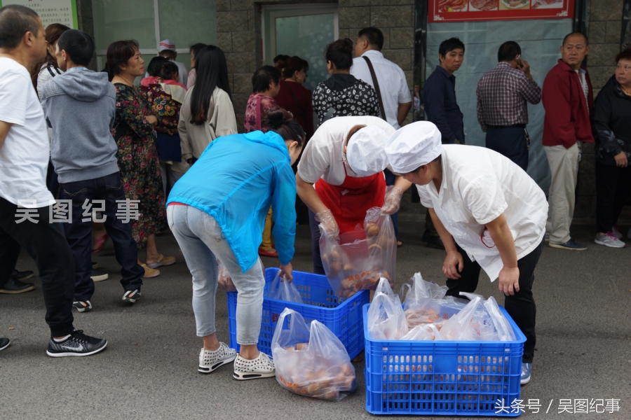 貴州省醫食堂月餅銷售現火爆,市民凌晨二點排隊購買