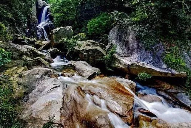 十八潭位于湖北省大悟县,南连景城寨,西托五峰山,北倚光秃山.