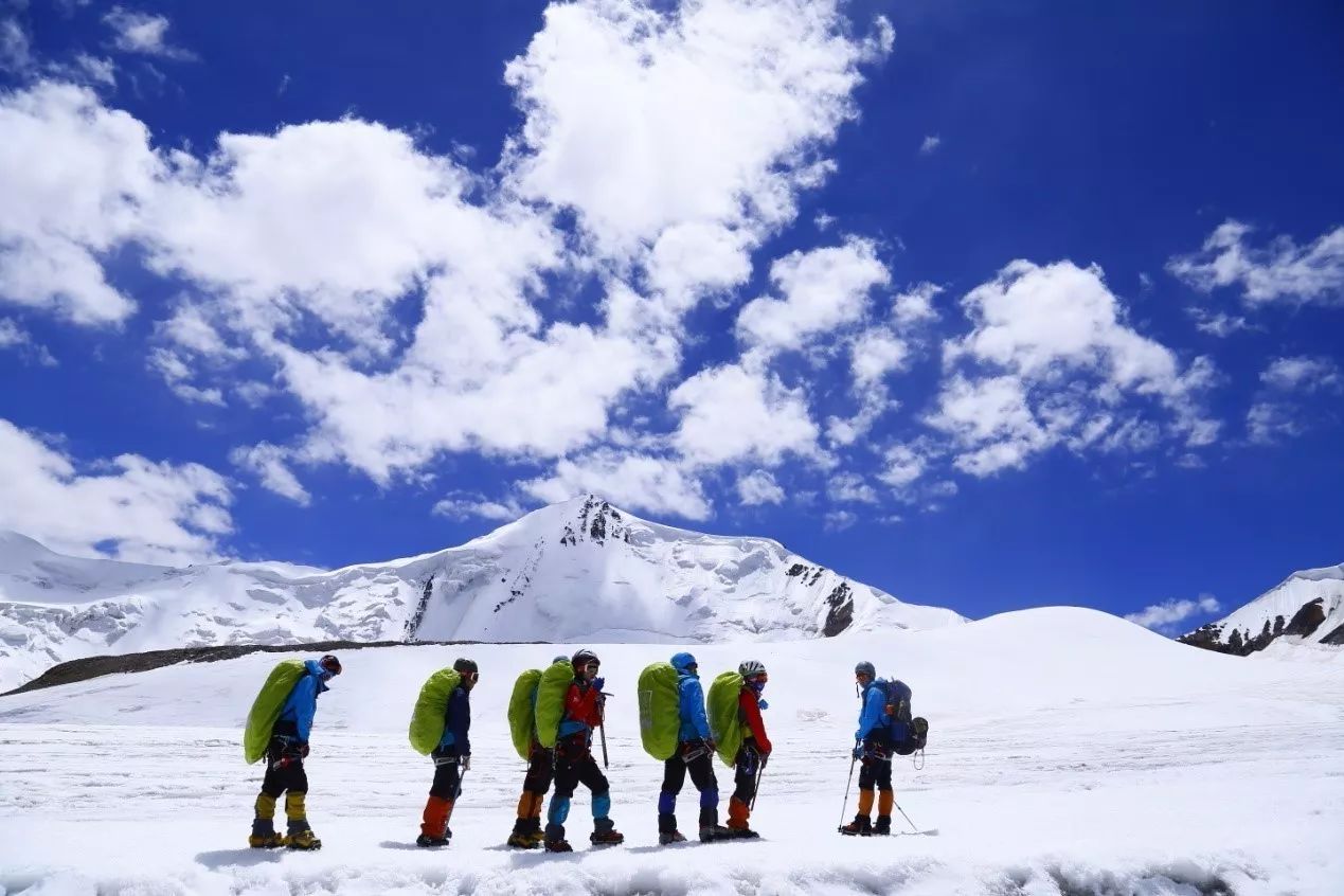 2015年登山协会攀登格拉丹东雪山十场特色专题书展喜欢安静看书的你