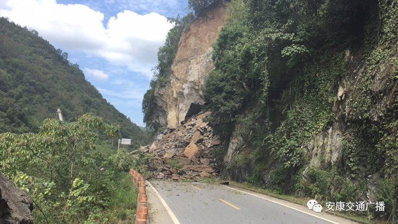 塌方面积约3000余方,造成安康至岚皋双向交通中断