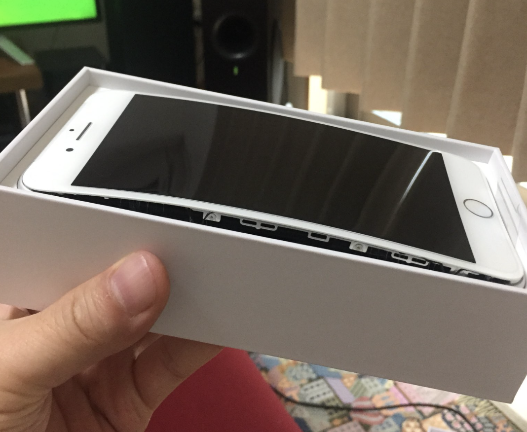 Iphone 8 Plus 在日本 台湾发生电池膨胀 手机被彻底撑开