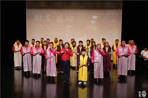 一曲《大登殿》結束,全場爆發雷鳴般掌聲,李樹建和眾弟子的演繹獲得