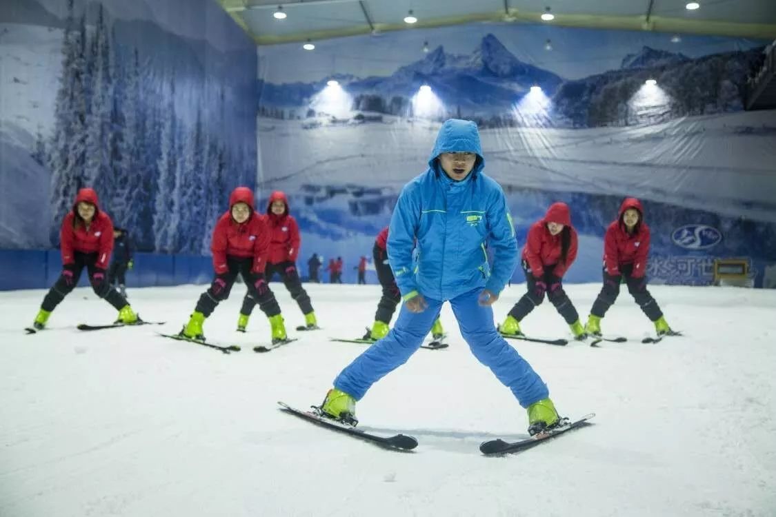 滑雪场内零下8℃,雪花飞舞,滑道长179米,落差15米,雪地厚80cm,和南宁