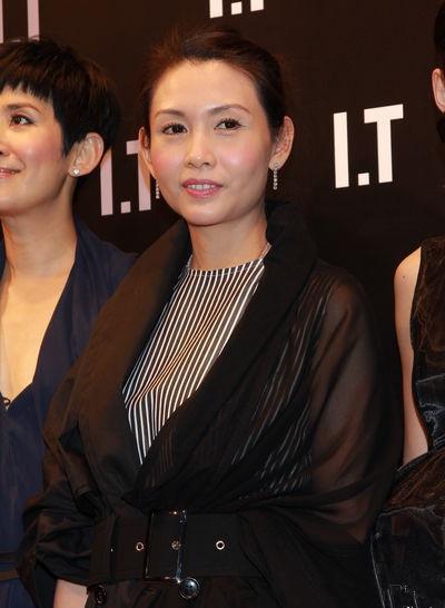 52歲劉嘉玲同框49歲邱淑貞只差3歲竟一個少女一個大媽