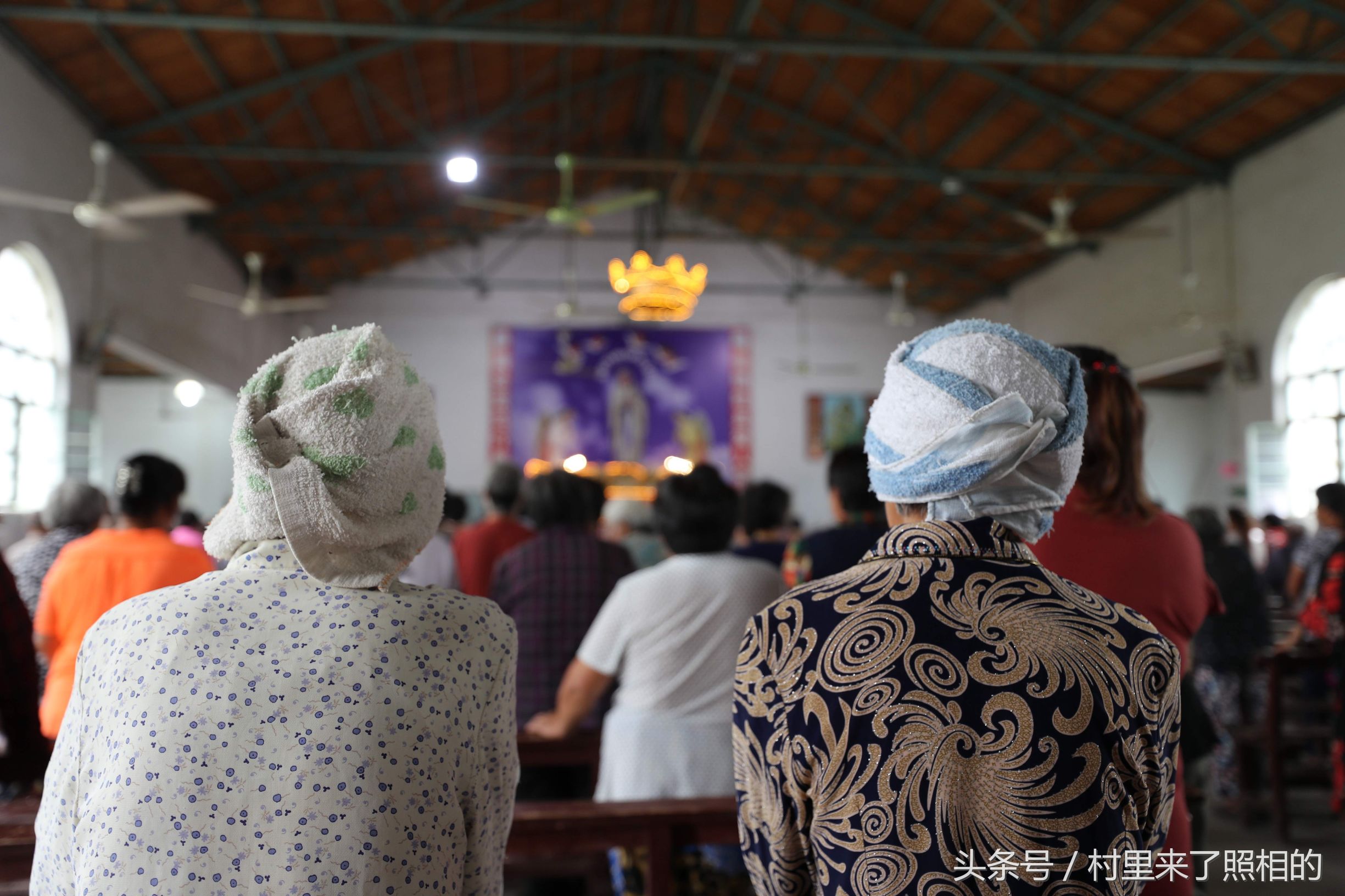 兩位老人在固定時間和地點,祈禱這一家人的平安與幸福.