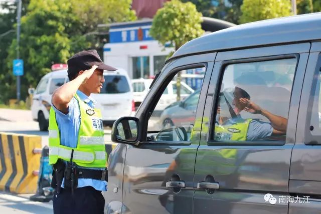 交警查车敬礼图片图片