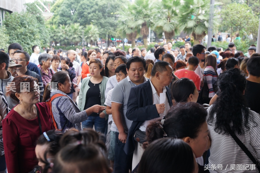 贵州省医食堂月饼销售现火爆,市民凌晨二点排队购买