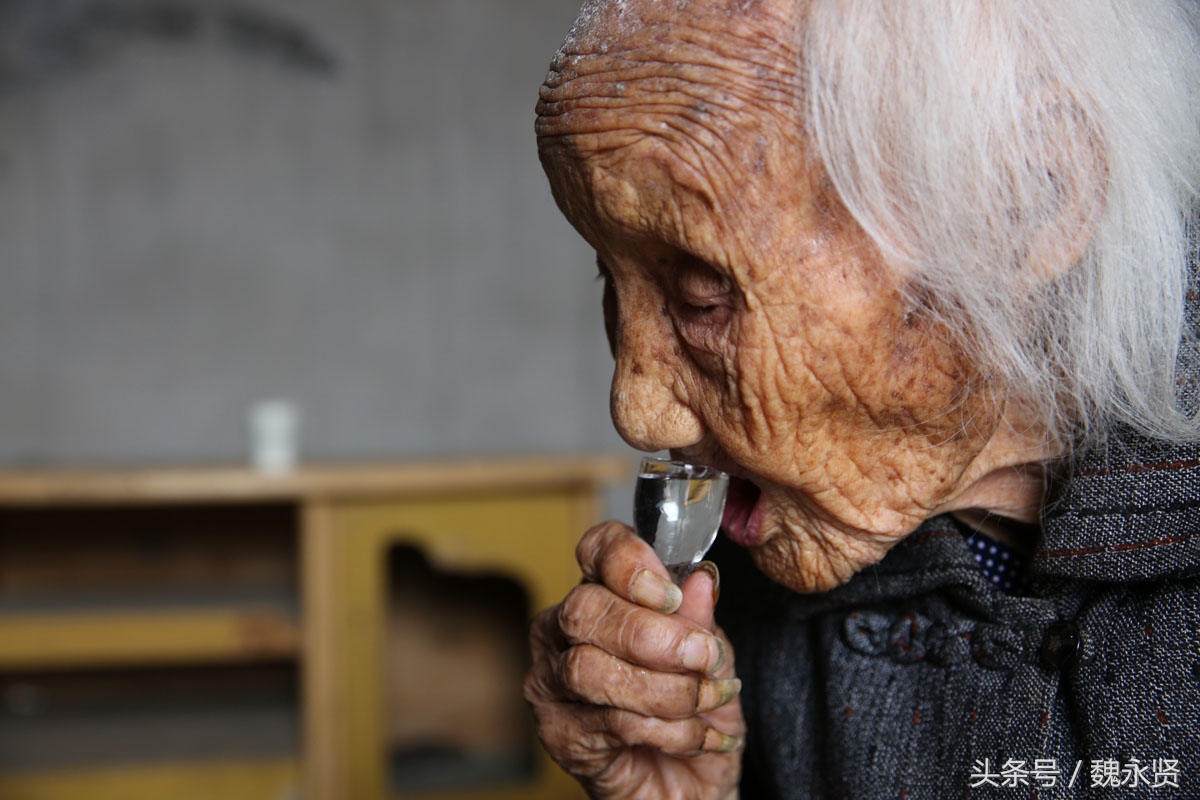 102岁奶奶成网红图片