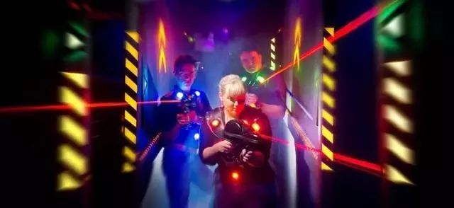 tag活动 活动简介 laser tag:玩家用激光枪组队射击对手,模拟真人cs