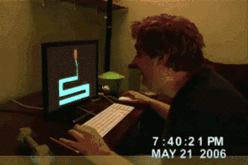 一个人砸电脑表情包图片