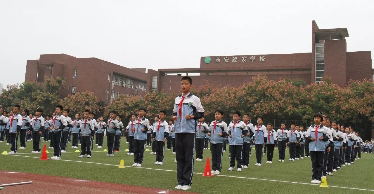 迎国庆 站队列 我用行动来献礼——记西安经发学校迎国庆队列队形广播