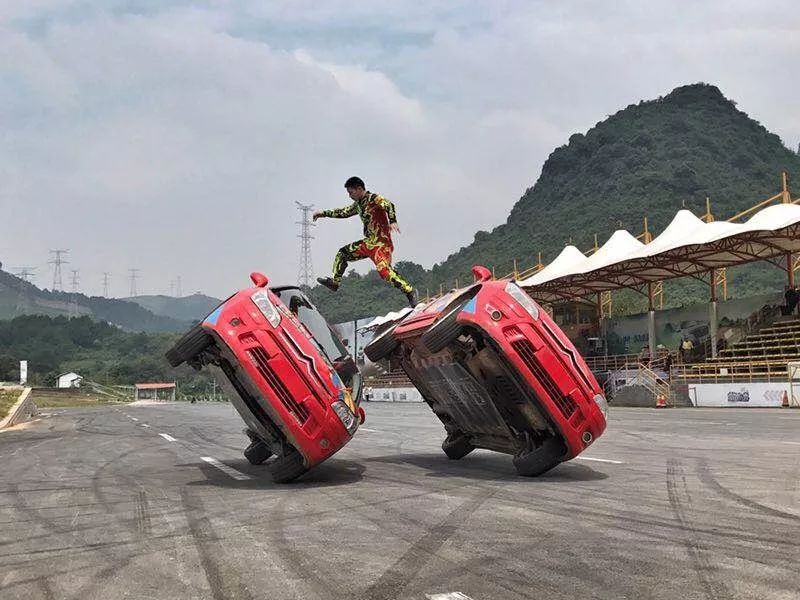 換擋,打舵輪,大腳剎車,反打舵輪,然後車子側滑漂移或翻車;引擎的轟鳴