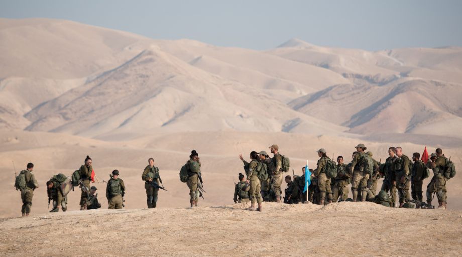 男女混搭!以軍步坦協同沙漠野戰訓練