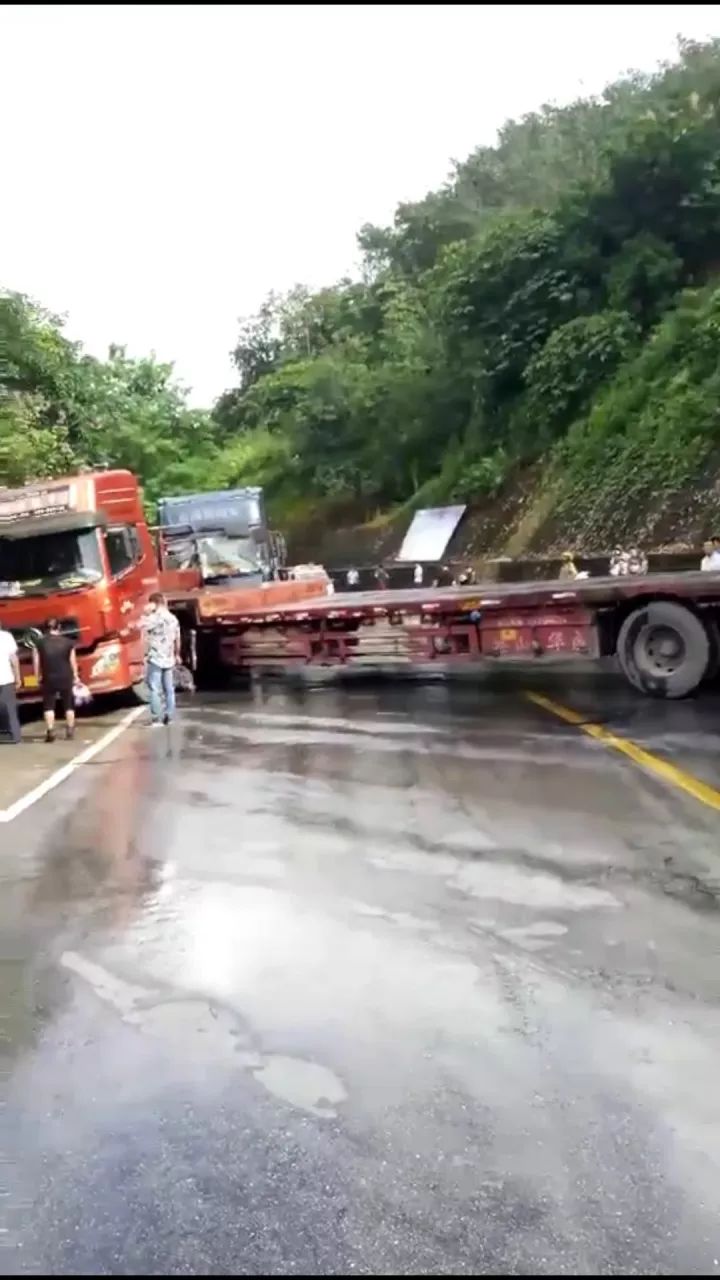 景洪到勐海路發生交通事故,車輛嚴重變形!(現場圖)