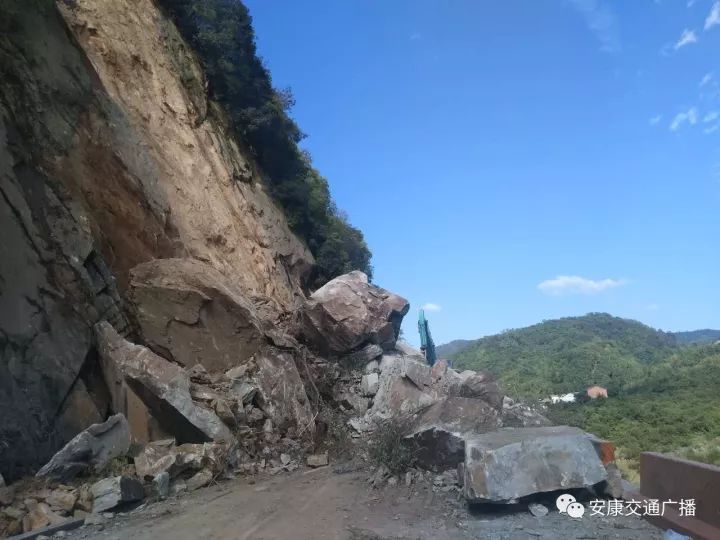 旬阳进站路山体滑坡视频记下惊险一幕岚皋石泉道路中断