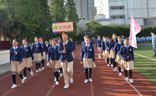 运动员进场 上图为海陵学校的运动员进场 上图为海军中学的运行员方阵