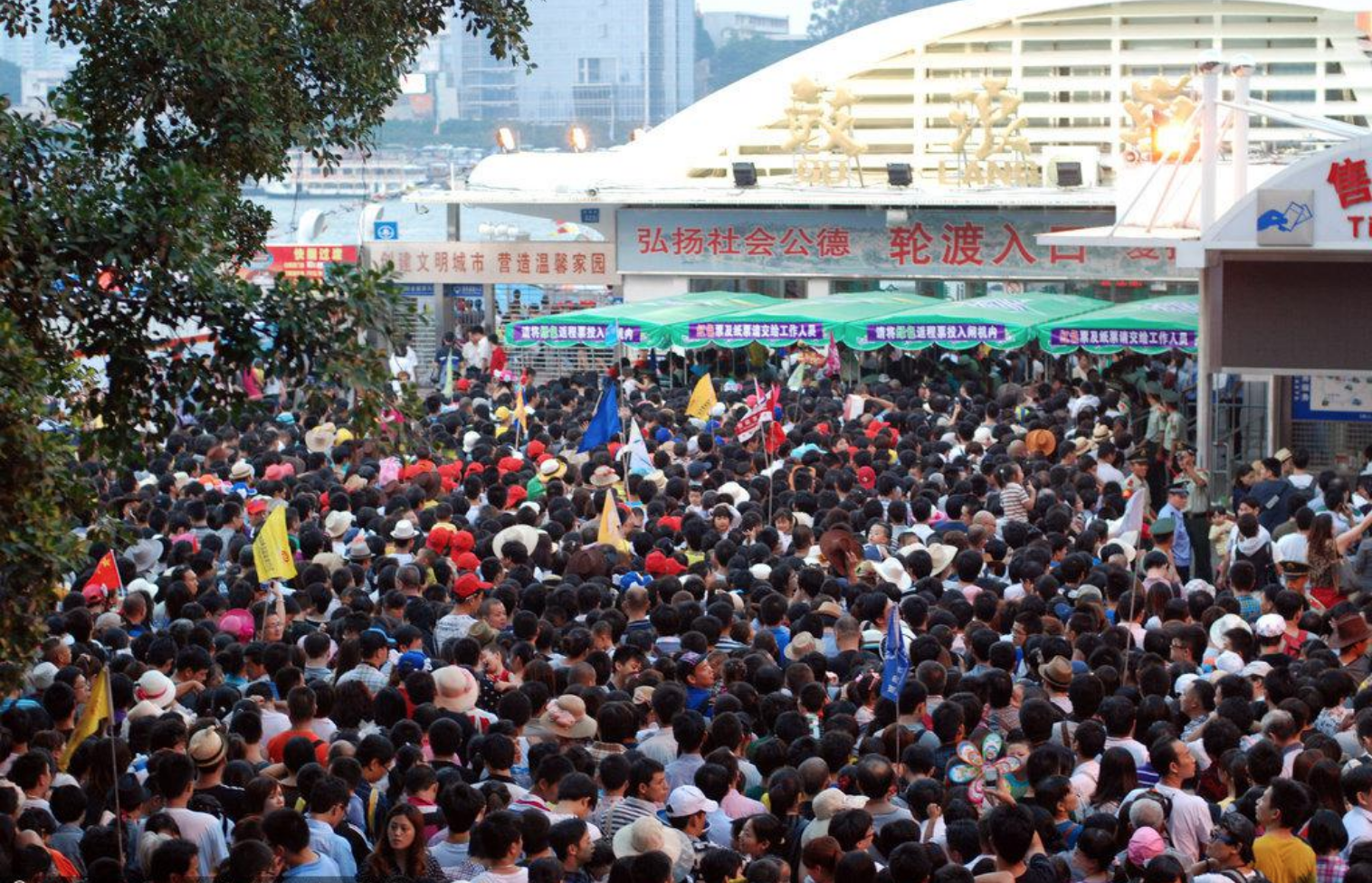 國慶假期還未到來,各地景區與車站已然是人山人海,北京最多