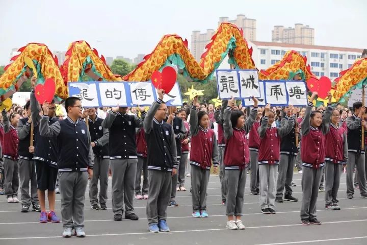 常州市北郊初級中學是秋日裡溫柔的暖陽初上,是秋日裡明媚的笑顏綻放