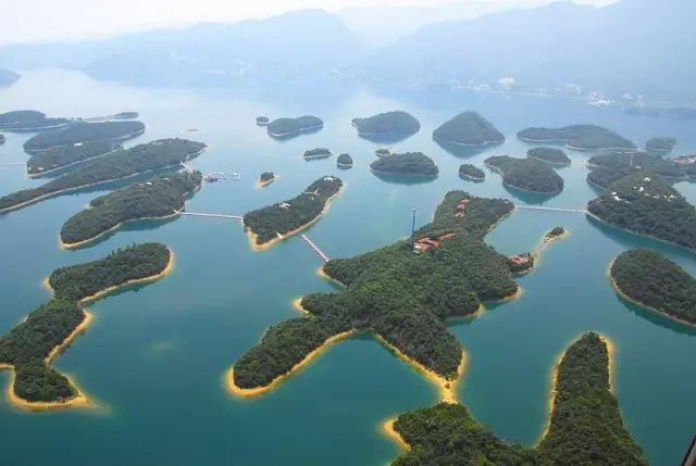 柘林湖風景區廬山東南五老峰,青天削出金芙蓉.