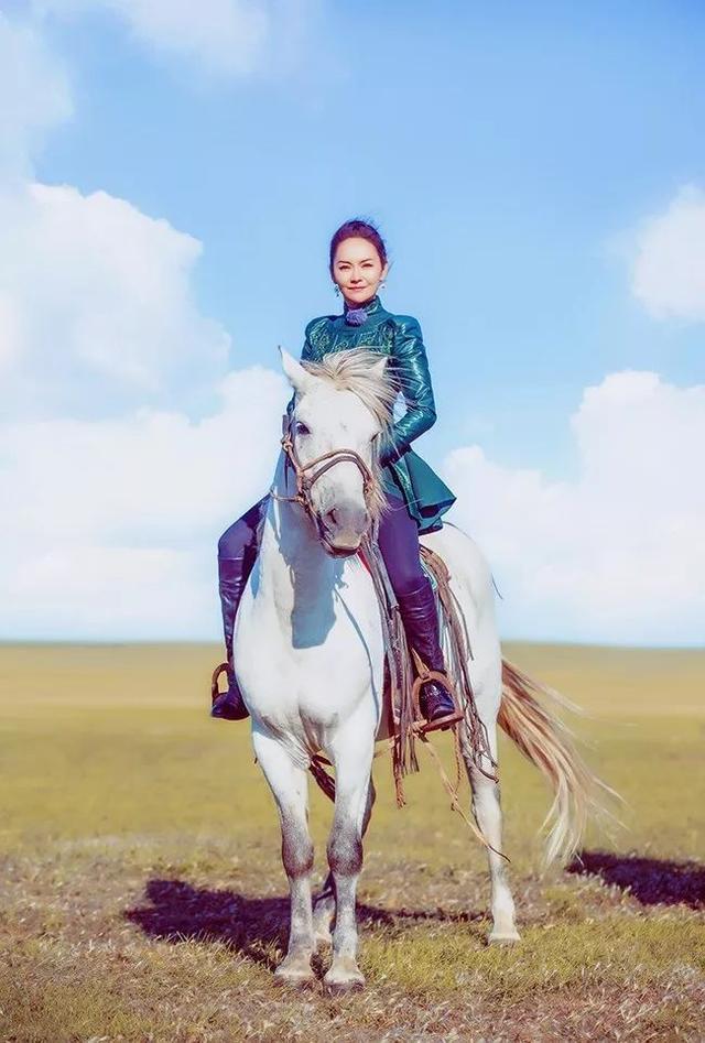 蒙古姑娘骑马图片