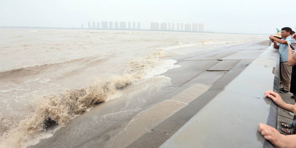 錢塘江潮水洶湧!撲上江堤嚇跑人,觀潮前這條消息值得仔細看看